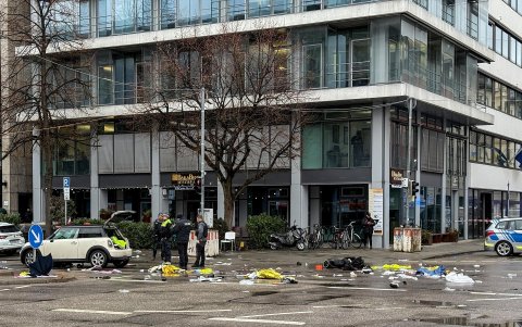 Elementos de los servicios de emergencia asisten en el lugar después de que un automóvil atropellara a un grupo de personas que asistían a una manifestación del sindicato Ver.di en Múnich.