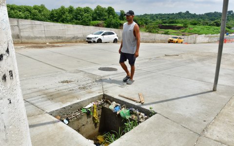 Veredas. Las aceras tienen huecos, lo que preocupa al ciudadano.