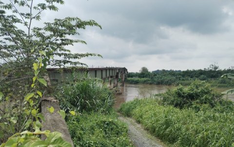 Escena. Al acceder al puente por la Ruta del Río, se puede observar un letrero que indica que no se puede ingresar, pero es evidente el abandono.