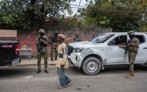 Soldados haitianos que vigilan una comuna en Kenscoff (Haití).