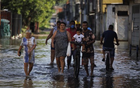 Personas caminan en una calle inundada este martes, en Jardim Pantanal, São Paulo (Brasil).