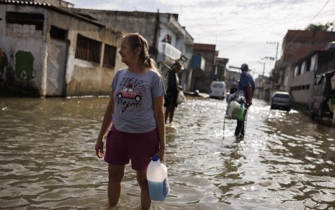 Una señora camina en una calle inundada este martes, en Jardim Pantanal extremo este de São Paulo (Brasil).