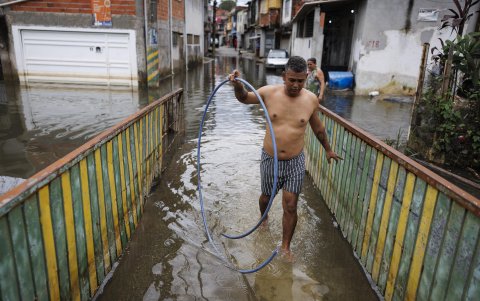 Un hombre camina en una calle inundada este martes, en Jardim Pantanal extremo este de São Paulo (Brasil).