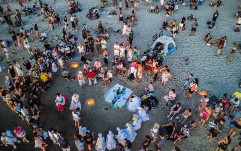 Fotografía aérea de personas durante un tributo a la
