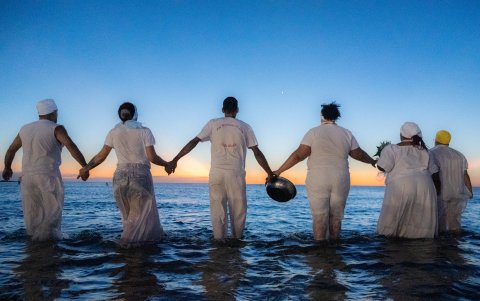 Personas rinden tributo a la