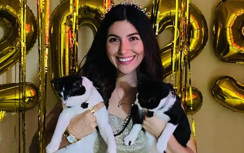 Jackeline y sus dos gatos adoptados.