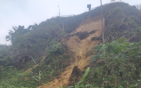 Los deslaves en Pucayacu ponen en riesgos a siete viviendas.