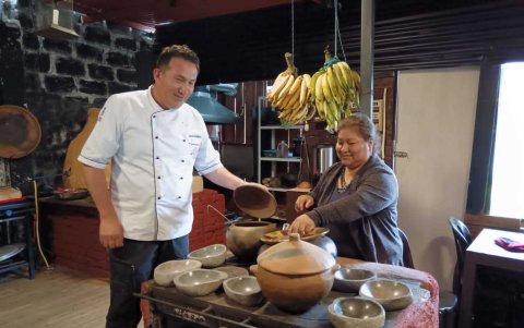 Ambato. En cocina andina, los alimentos se preparan en ollas de barro sobre fogón de leña.