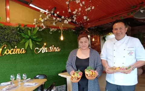 Ambato. Diana Moya e Isaac Pazmiño muestran la manera de rescatar los saberes ancestrales, sirven la fritada en bateas de aliso sobre hojas de achira.