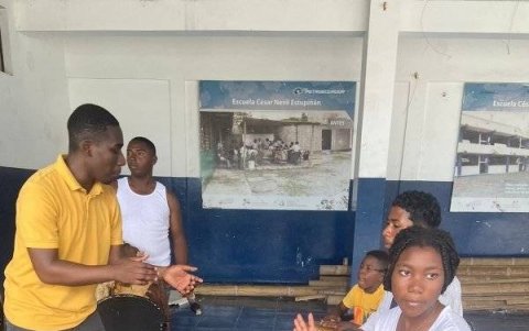 Los chicos aprenden a tocar diferentes instrumentos y le cogen amor al arte y la música.