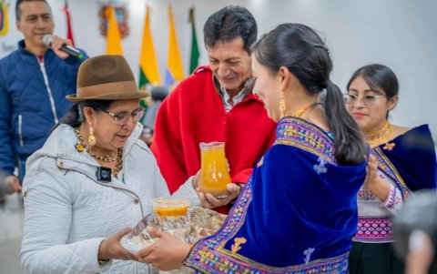 La prefecta de  Cotopaxi, Lourdes Tibán disfruta de un refresco.