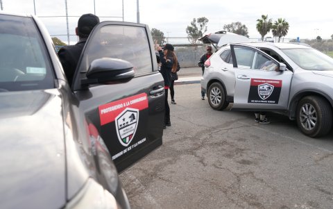 Un grupo de integrantes de la llamada 'Patrulla comunitaria', durante uno de sus recorrido por los barrios de familias inmigrantes en San Diego, California.