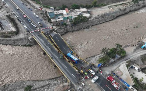 Fotografía difundida por la Agencia Andina de Perú del puente colapsado este viernes, en la carretera que une Lima con el megapuerto de Chancay (Perú).
