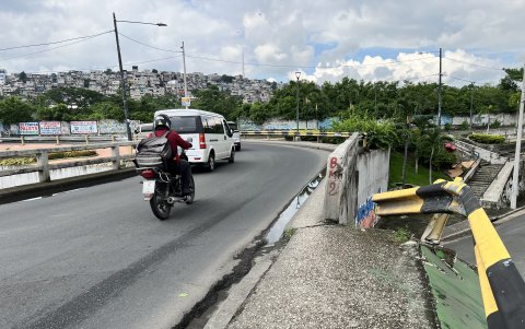 Las barandas de protección del lado derecho del puente de la avenida de Las Aguas necesitan ser cambiadas; estas ya no brindan protección.