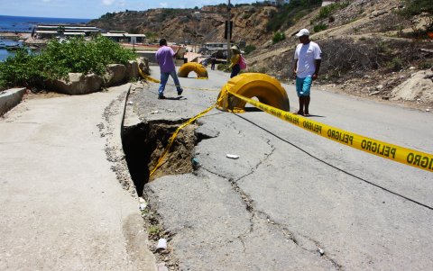 Ruta. El socavón que se ha formado en la vía que conduce al puerto se agrieta cada día más. Moradores temen que el daño se agudice.