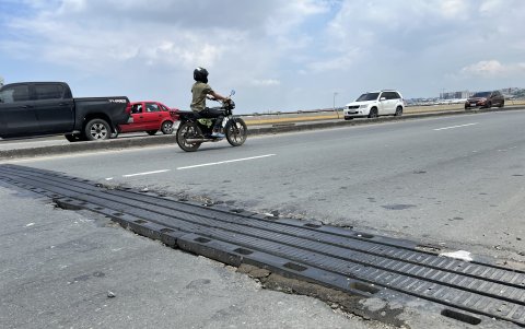 Problemas. Las juntas en el viaducto Flavio Alfaro fueron cambiadas el año pasado, pero en aproximadamente menos de seis meses, estas presentan daños en las zonas de transición.