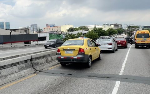 Arreglar. Las juntas de los puentes de la avenida de Las Américas deben también ser intervenidos; estas dificultan el tránsito y generan más congestión vehicular.