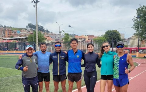 Andrés Chocho (d) con los marchistas que dirige, entre ellos Daniel.