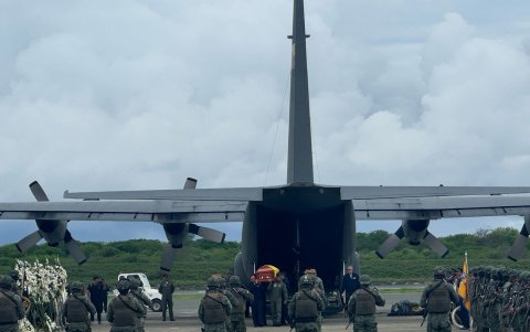 La Fuerza Aérea Ecuatoriana rindió un homenaje solemne al teniente coronel Porfirio Cedeño en su último vuelo desde Guayaquil hasta Manabí.