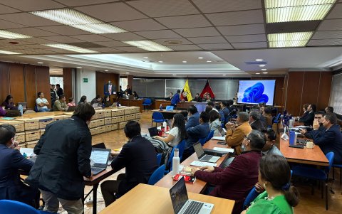 La audiencia del Caso Purga se suspende temporalmente debido al fallecimiento del padre de la jueza Andrea Patiño, afectando el desarrollo de la jornada judicial.