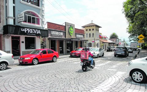 En las plazas principales de las tres parroquias, los inmuebles antiguos se transformaron en modernos cafés, restaurantes y negocios.