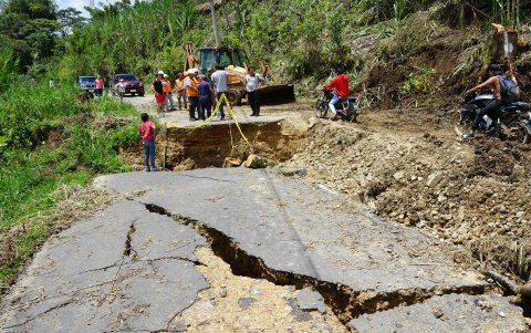 Un derrumbe en la ladera causado por las intensas lluvias destruyó una casa en la zona, generando graves daños en la infraestructura local.