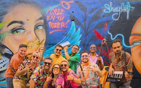 La agrupación suele grabar sus videos en las calles y barrios de la ciudad, donde sorprenden a vecinos y transeúntes.