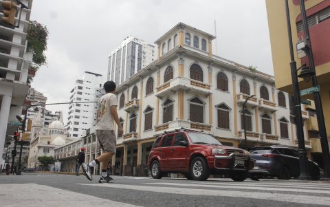 Inmueble. Las chazas abiertas evocan al Guayaquil de antaño. Todavía hay rezagos en el centro de la urbe.