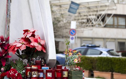 Flores y velas se encuentran al pie de una estatua del Papa San Juan Pablo II en el exterior del Hospital Universitario Gemelli de Roma.