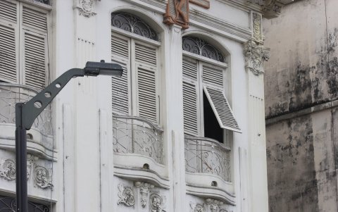 Inmueble. Las chazas abiertas evocan al Guayaquil de antaño. Todavía hay rezagos en el centro de la urbe.