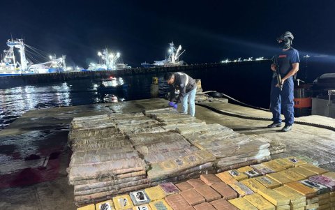 Momento del decomiso de dos toneladas de cocaína en un buque mercante que zarpó de Posorja.
