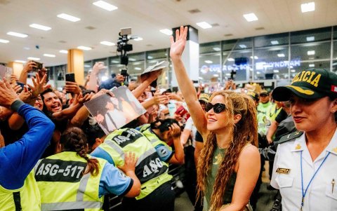 Shakira saludando seguidores a su llegada este sábado al aeropuerto Jorge Chávez de Lima (Perú).