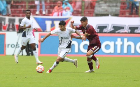 Liga generó sus mejores ataques por las bandas con Lautaro Pastrán (i) y Bryan Ramírez.