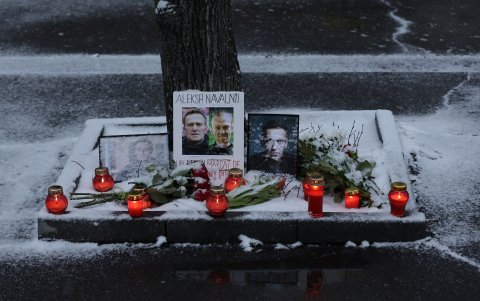 Velas y flores adornan la imagen del político fallecido.