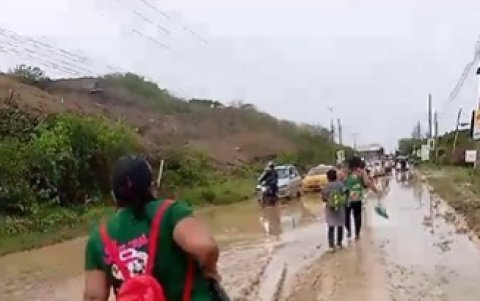 Las personas tuvieron que caminar para poder desplazarse a las comunidades cercanas.