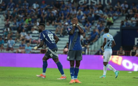 Jaime Ayoví, delantero de Emelec, reacciona tras una ocasión perdida de su equipo en el partido contra Universidad Católica.
