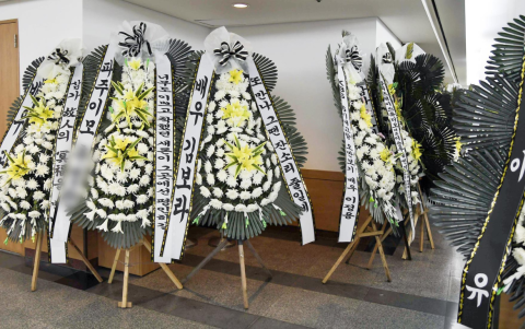 Coronas de flores se ven frente a la sala funeraria de la fallecida actriz Kim Sae-ron en el Centro Médico Asan en el sur de Seúl, Corea del Sur.