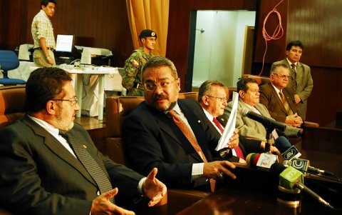 Andrés León Calderón junto a Jorge Acosta, entonces presidente del Supremo Electoral.