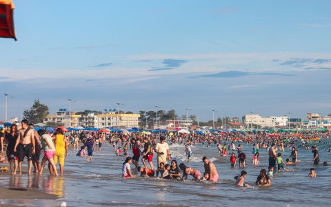 Los turistas disfrutan del mar de General Villamil.