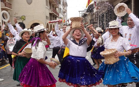 Uno de los desfiles por el carnaval en Cuenca.