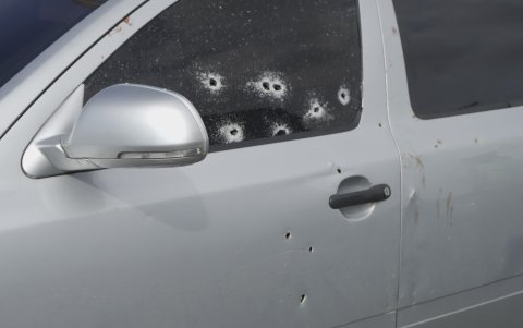 Al menos una docena de tiros recibió la pareja, según se puede ver en el vehículo atacado por los delincuentes.