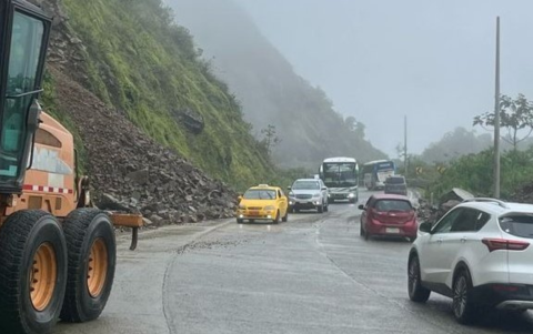 En el kilómetro 89, de la vía Cuenca-Molleturo-El Empalme suele desprenderse material que bloquea la carretera.