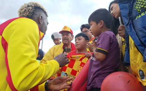 A la salida del cotejo a Michael lo esperaron cerca de 50 hinchas para autógrafos y sacarse fotos.