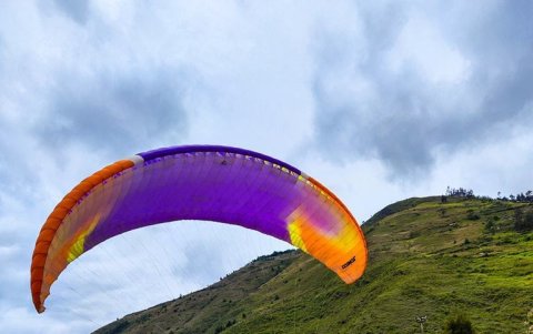 En algunos puntos de Cuenca, Paute y Gualaceo se realizan actividades en parapente.