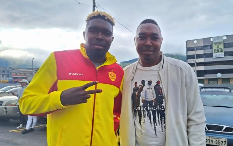 El jugador junto a su hermano Jefferson tras el partido.