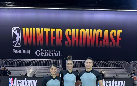 El juez ecuatoriano junto a dos compañeras con las que hace varios meses realiza el curso internacional que forma parte del programa NBA para su ascenso de categoría.