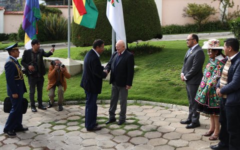 El presidente de Bolivia Luis Arce (c-i), saluda al presidente del Tribunal Supremo Electoral (TSE), Oscar Hassenteufel, previo a una reunión multipartidaria este lunes, en La Paz (Bolivia).