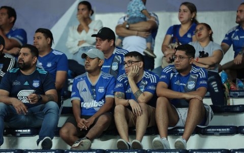 La fanaticada azul reacciona durante el partido entre Emelec y Universidad Católica.