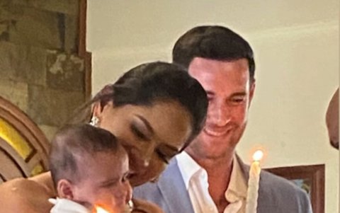 Con su hijo y esposo.