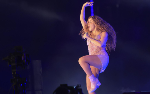 Shakira ofreciendo su enérgico espectáculo en el Estadio Nacional de Lima, tras superar su malestar.